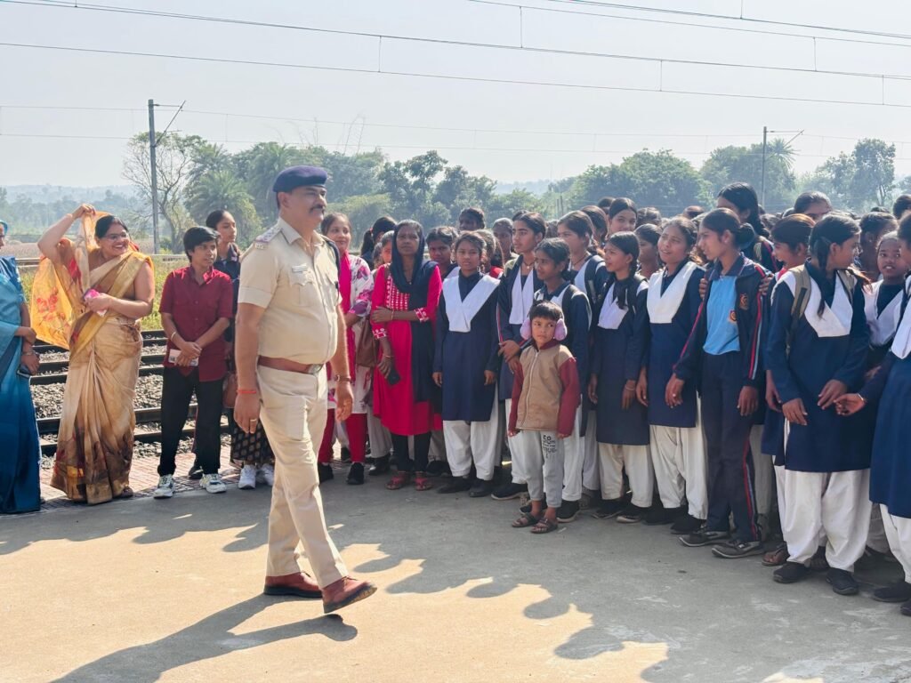 रेलवे आरपीएफ ने छात्रों को किया जागरूक, पटरी पार न करने व हेल्पलाइन नंबर 139 की दी जानकारी | New India Times