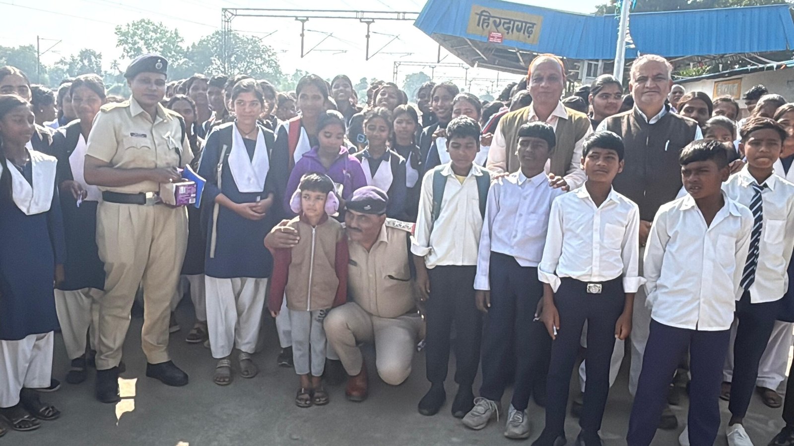 रेलवे आरपीएफ ने छात्रों को किया जागरूक, पटरी पार न करने व हेल्पलाइन नंबर 139 की दी जानकारी | New India Times