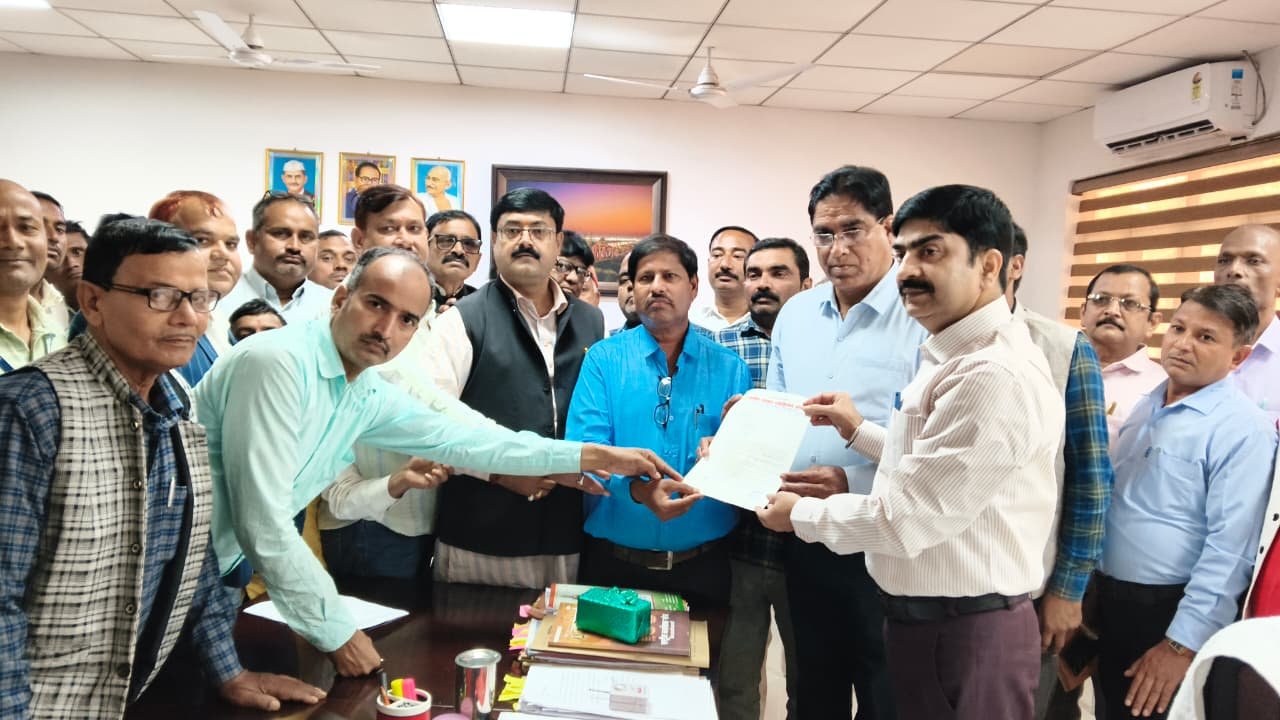 पत्रकार हितों की मांग को लेकर ग्रामीण पत्रकार एसोसिएशन ने सौंपा ज्ञापन | New India Times