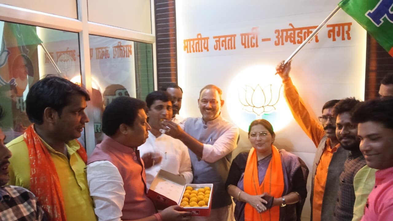 बिहार में मोदी–नीतीश की आंधी से बुझी लालटेन, अंबेडकर नगर में मनाया गया विजय उत्सव | New India Times