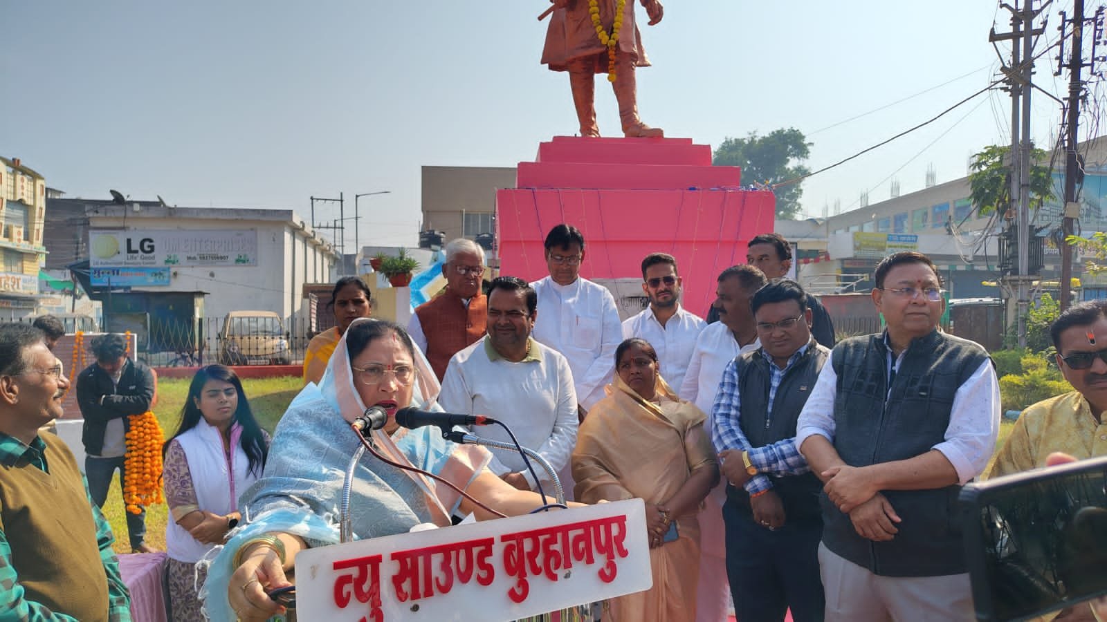 बाल दिवस पर पंडित नेहरू को श्रद्धांजलि, महापौर और निगम अध्यक्ष ने किया कार्यक्रम का शुभारंभ | New India Times