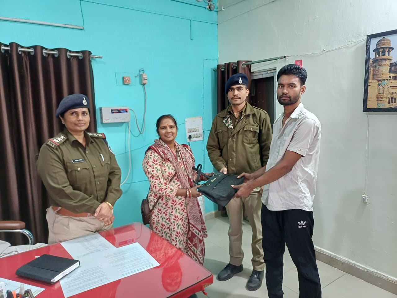 जनभागीदारी कैमरों से मुरार पुलिस ने महिला का खोया पर्स सुरक्षित लौटाया | New India Times