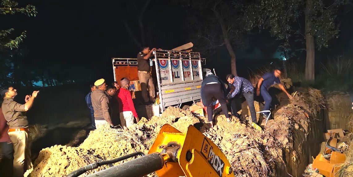 इटवा पुलिस ने दिवाली पर जब्त किए गए अवैध पटाखों को विशेषज्ञ टीम की मौजूदगी में किया नष्ट | New India Times