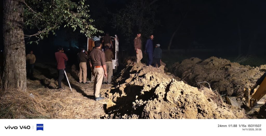 इटवा पुलिस ने दिवाली पर जब्त किए गए अवैध पटाखों को विशेषज्ञ टीम की मौजूदगी में किया नष्ट | New India Times