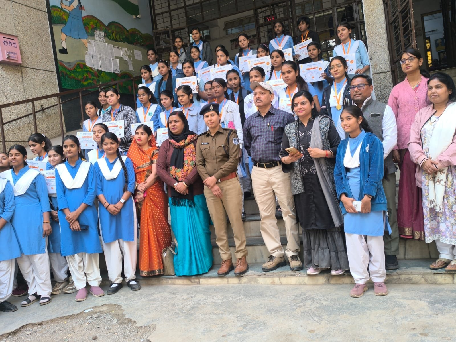 जागरूकता अभियान के तहत स्कूलों में जाकर पुलिस ने छात्र-छात्राओं को सुरक्षा के प्रति किया जागरूक | New India Times
