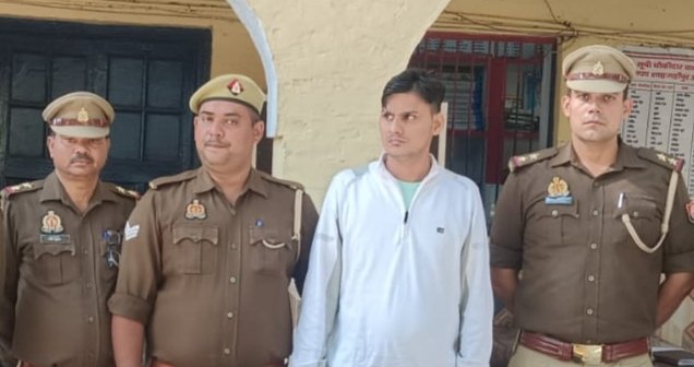 पुलिस चेकिंग में पकड़ा गया 'फर्जी दरोगा', डेढ़ साल से वर्दी पहनकर झाड़ रहा था रौब | New India Times