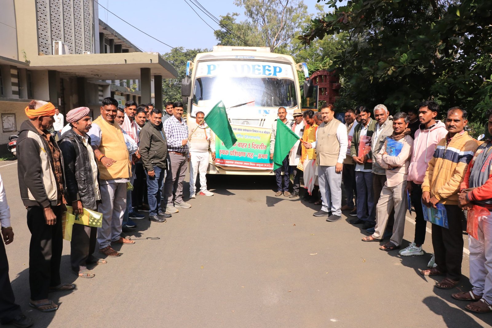 सीईओ जितेन्द्रसिंह चौहान और एडीएम सोलंकी ने 30 कृषकों के प्रशिक्षण दल को हरी झंडी दिखाकर किया रवाना 1 सीईओ जितेन्द्रसिंह चौहान और एडीएम सोलंकी ने 30 कृषकों के प्रशिक्षण दल को हरी झंडी दिखाकर किया रवाना | New India Times