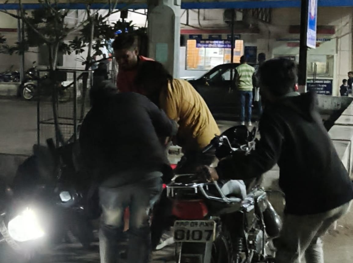 जिला अस्पताल में अव्यवस्थाओं की भरमार: पार्किंग वसूली में हंगामा, रात में शराबियों का अड्डा | New India Times