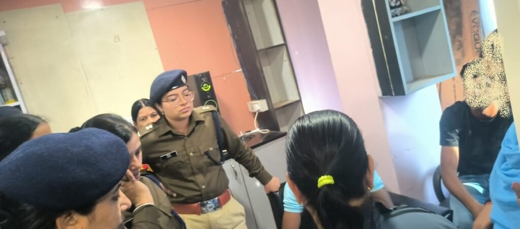 ग्वालियर पुलिस की बड़ी कार्रवाई: दो स्पा सेंटरों पर छापामार, 10 युवक-युवतियां आपत्तिजनक हालत में पकड़े गए 2 ग्वालियर पुलिस की बड़ी कार्रवाई: दो स्पा सेंटरों पर छापामार, 10 युवक-युवतियां आपत्तिजनक हालत में पकड़े गए | New India Times