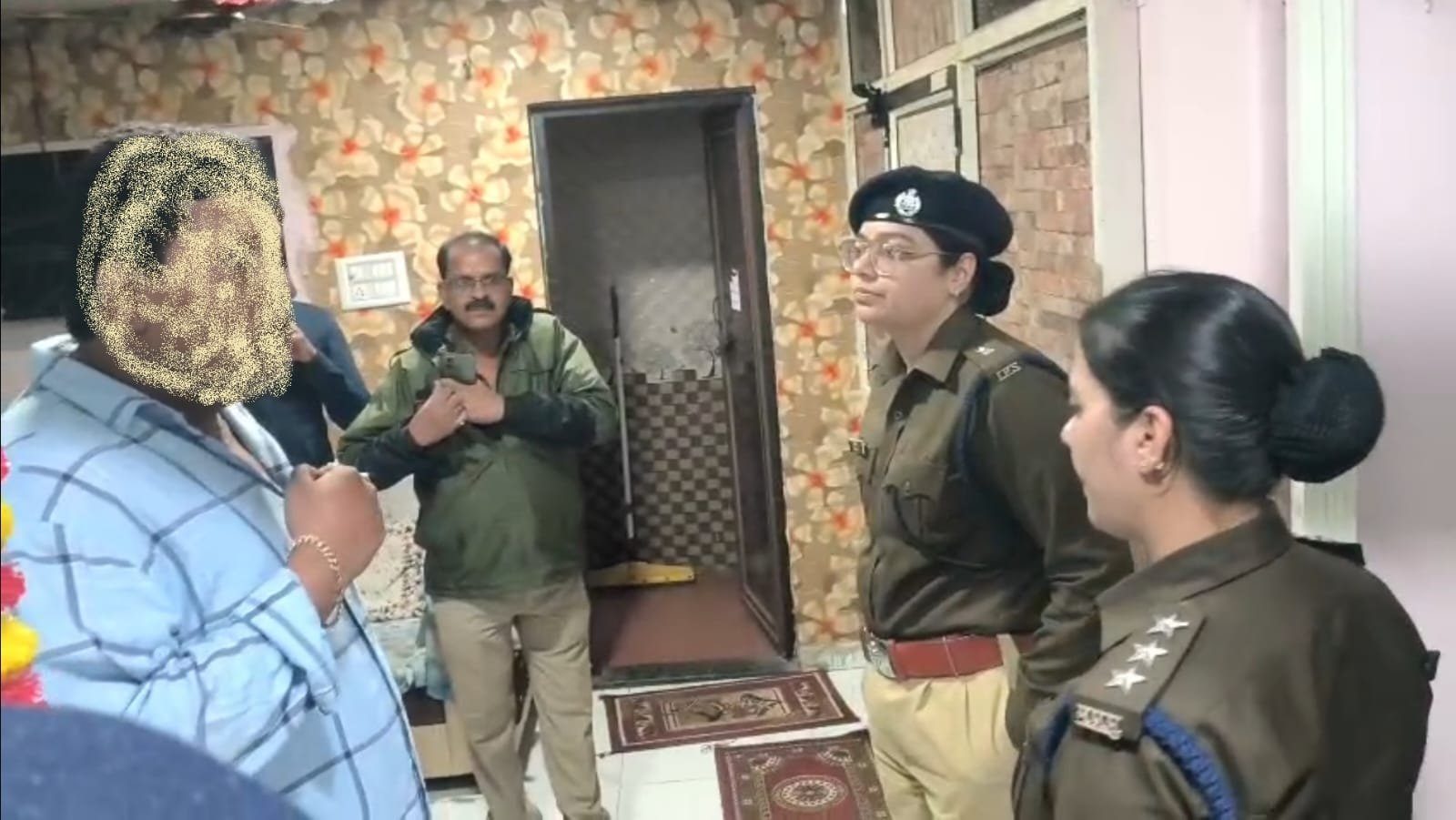 ग्वालियर पुलिस की बड़ी कार्रवाई: दो स्पा सेंटरों पर छापामार, 10 युवक-युवतियां आपत्तिजनक हालत में पकड़े गए 1 ग्वालियर पुलिस की बड़ी कार्रवाई: दो स्पा सेंटरों पर छापामार, 10 युवक-युवतियां आपत्तिजनक हालत में पकड़े गए | New India Times