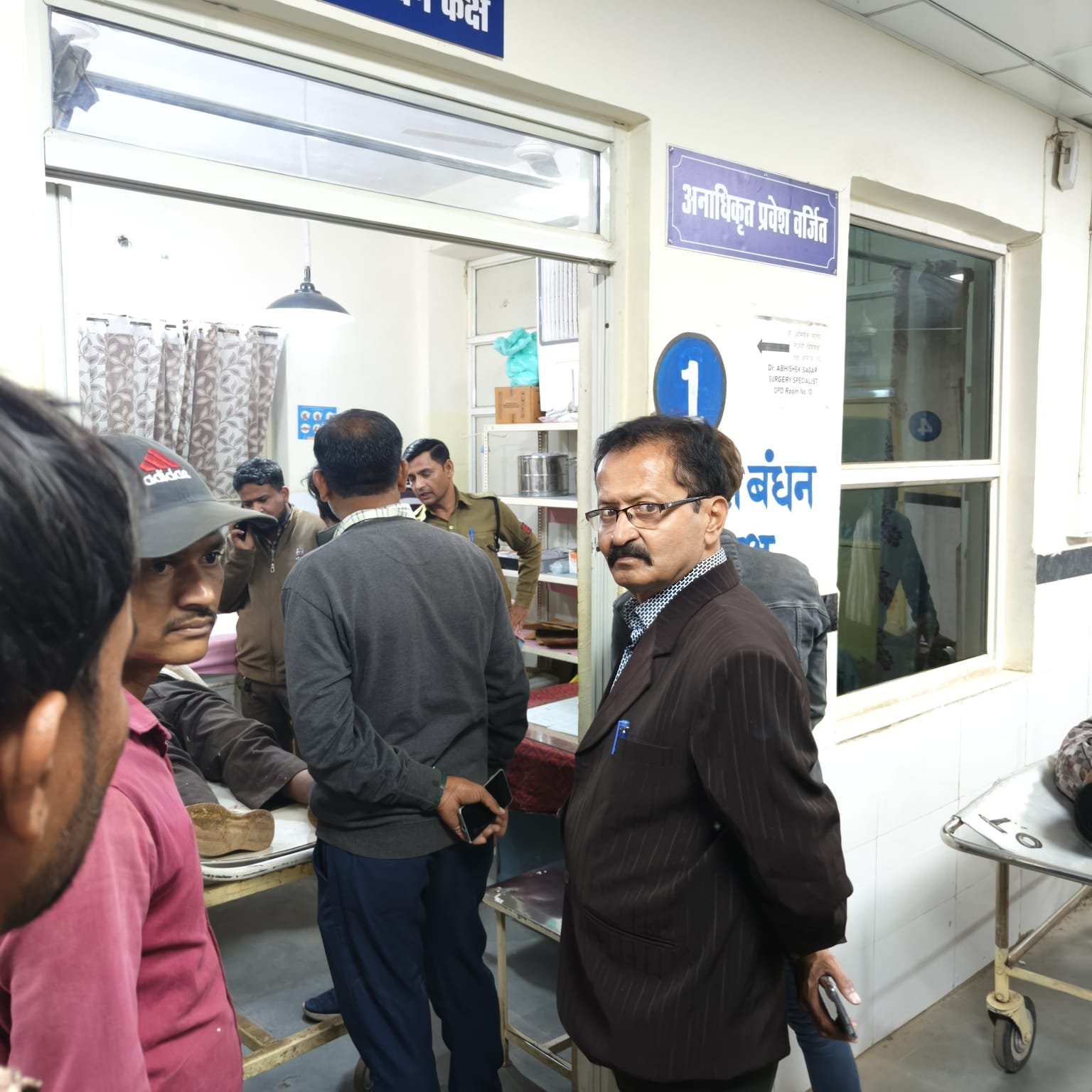 ड्यूटी से लौटते समय बीएलओ की बाइक फिसली, घायल अवस्था में जिला अस्पताल पहुँचे | New India Times