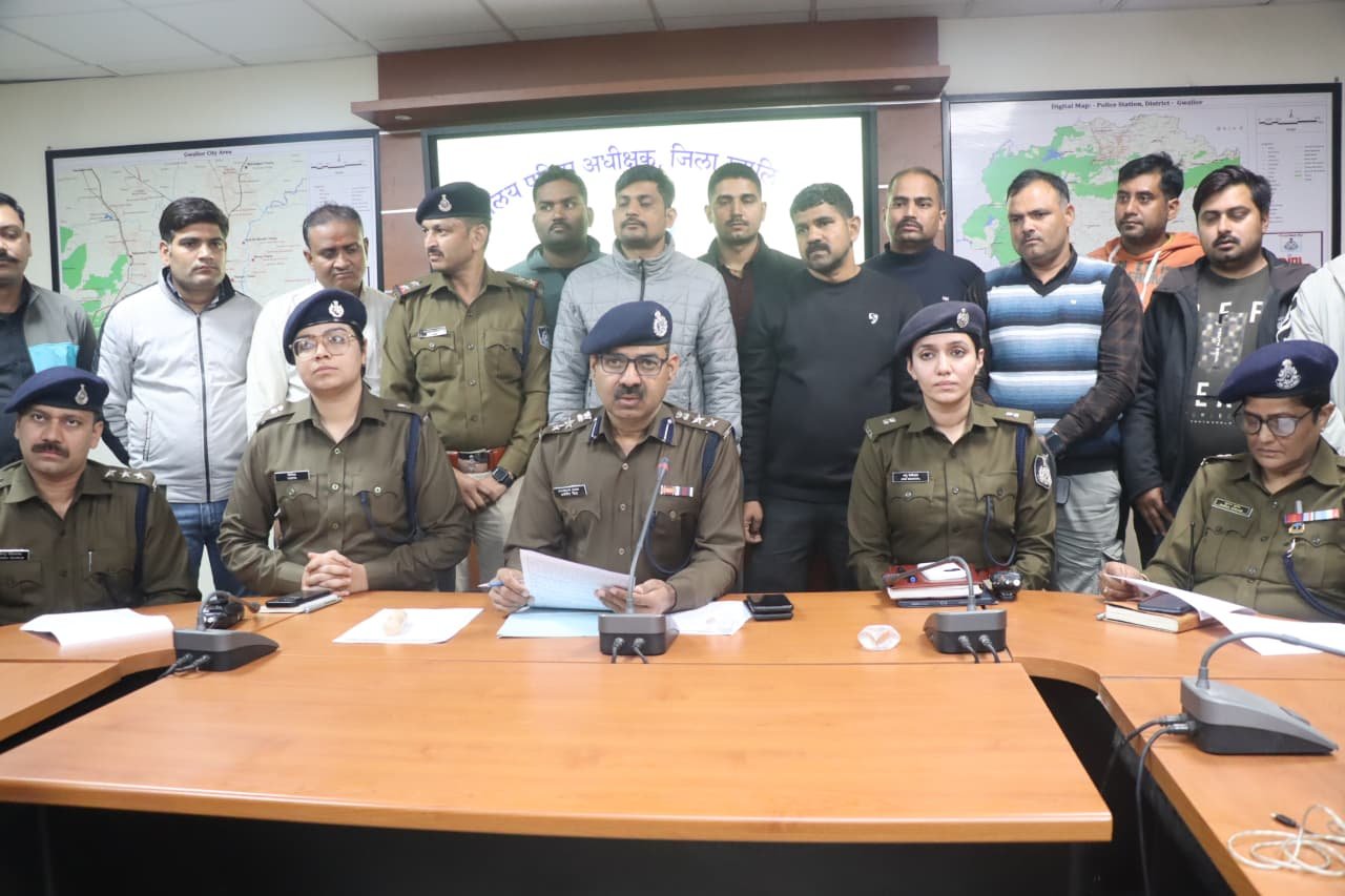 सदर बाज़ार फायरिंग कांड का 48 घंटे में पर्दाफाश — ग्वालियर पुलिस ने 10-10 हजार इनामी 5 बदमाशों को किया गिरफ़्तार 1 सदर बाज़ार फायरिंग कांड का 48 घंटे में पर्दाफाश — ग्वालियर पुलिस ने 10-10 हजार इनामी 5 बदमाशों को किया गिरफ़्तार | New India Times