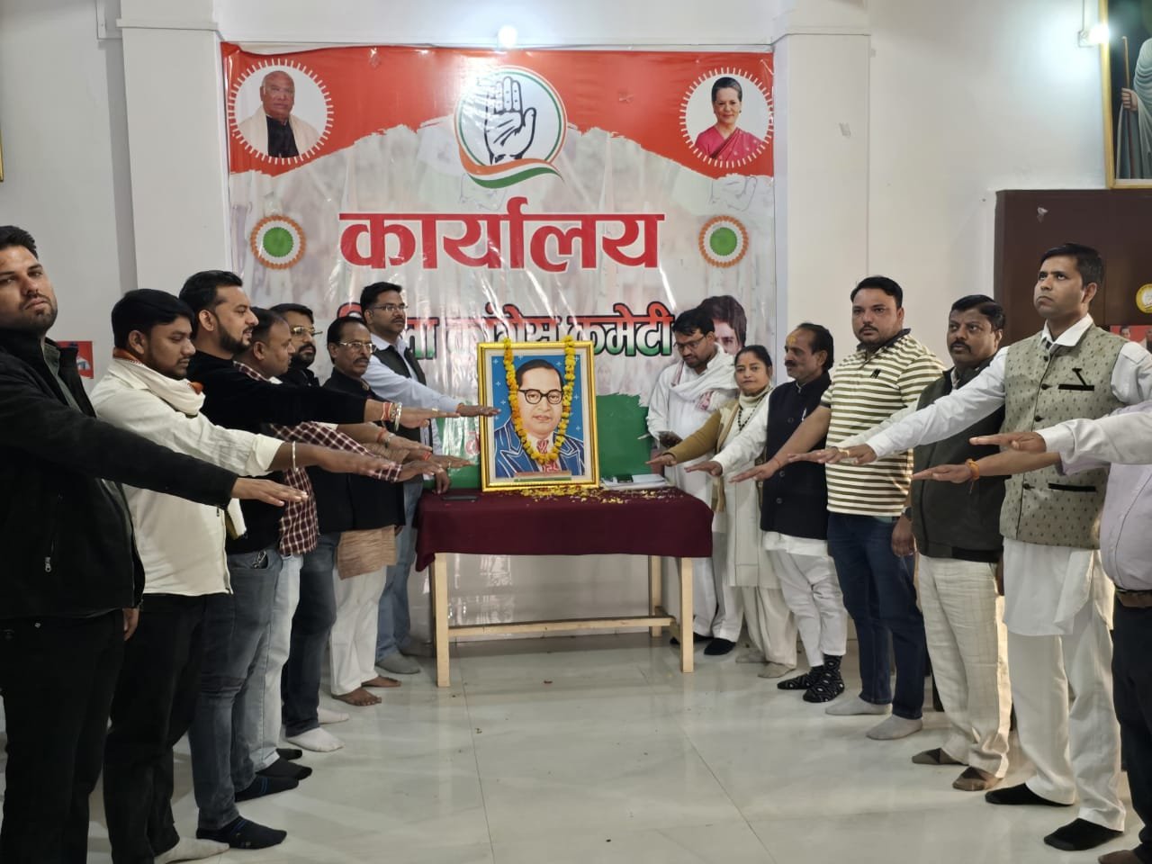 कांग्रेसी पदाधिकारियों ने संविधान की रक्षा का लिया संकल्प | New India Times