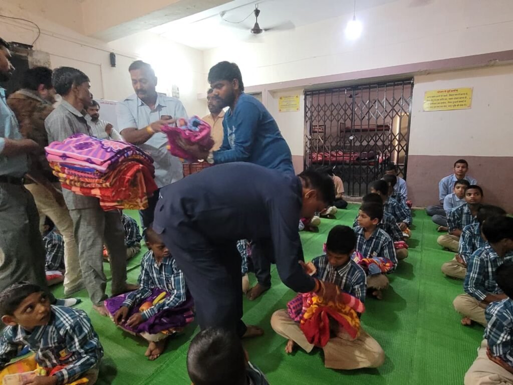 स्व. पूरणमल जैन की आठवीं पुण्यतिथि पर ज़रूरतमंदों को कंबल, फल व बिस्कुट किए वितरित 2 स्व. पूरणमल जैन की आठवीं पुण्यतिथि पर ज़रूरतमंदों को कंबल, फल व बिस्कुट किए वितरित | New India Times