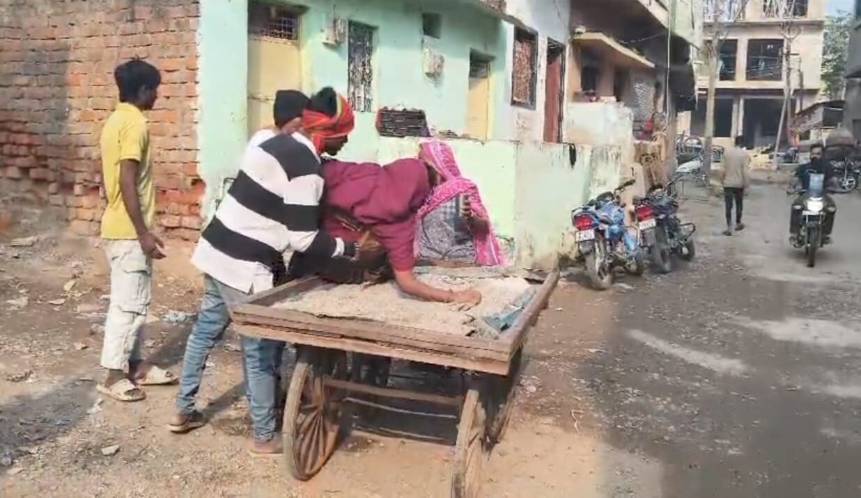 108 एंबुलेंस नहीं पहुंची, प्रसूता को ठेले पर ले जाना पड़ा; रास्ते में आधा प्रसव होने से हड़कंप | New India Times