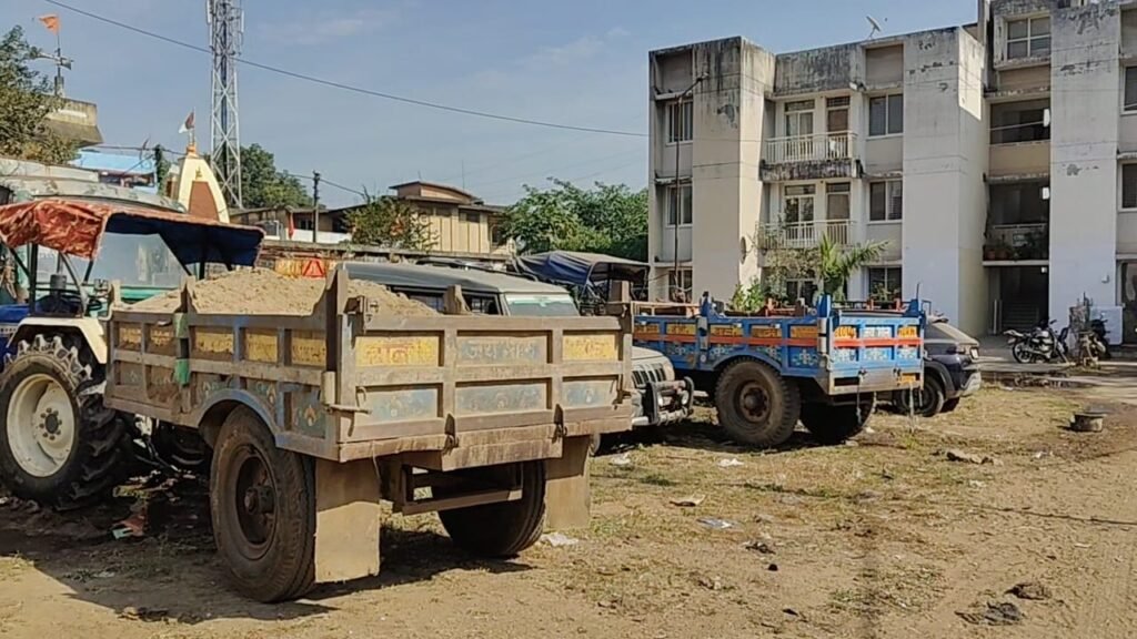 कट्टा नदी से अवैध रेत परिवहन करते हुए चार ट्रैक्टर ट्राली को खनिज विभाग ने किया जब्त | New India Times