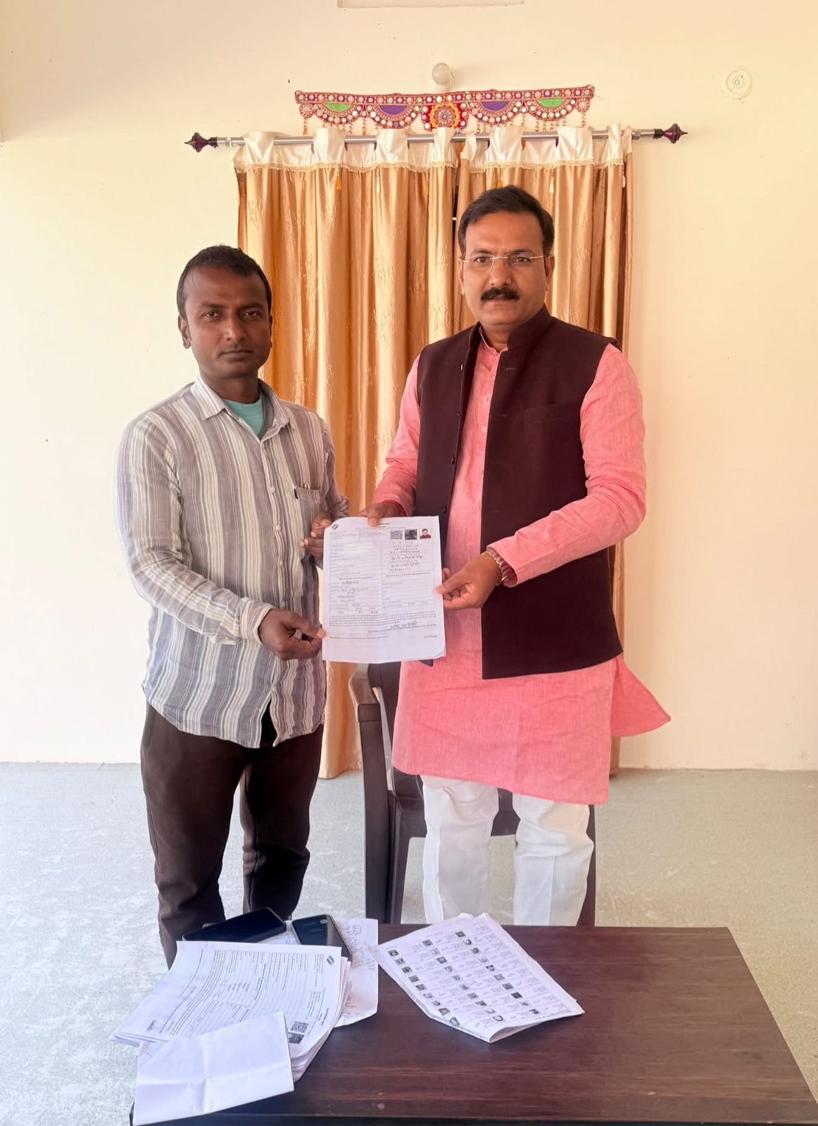 मंत्री डॉ. सतीश द्विवेदी ने आवास पर भरा गणना प्रपत्र, मतदाताओं से अपील — दिसंबर से पहले प्रपत्र अवश्य भरें 1 मंत्री डॉ. सतीश द्विवेदी ने आवास पर भरा गणना प्रपत्र, मतदाताओं से अपील — दिसंबर से पहले प्रपत्र अवश्य भरें | New India Times