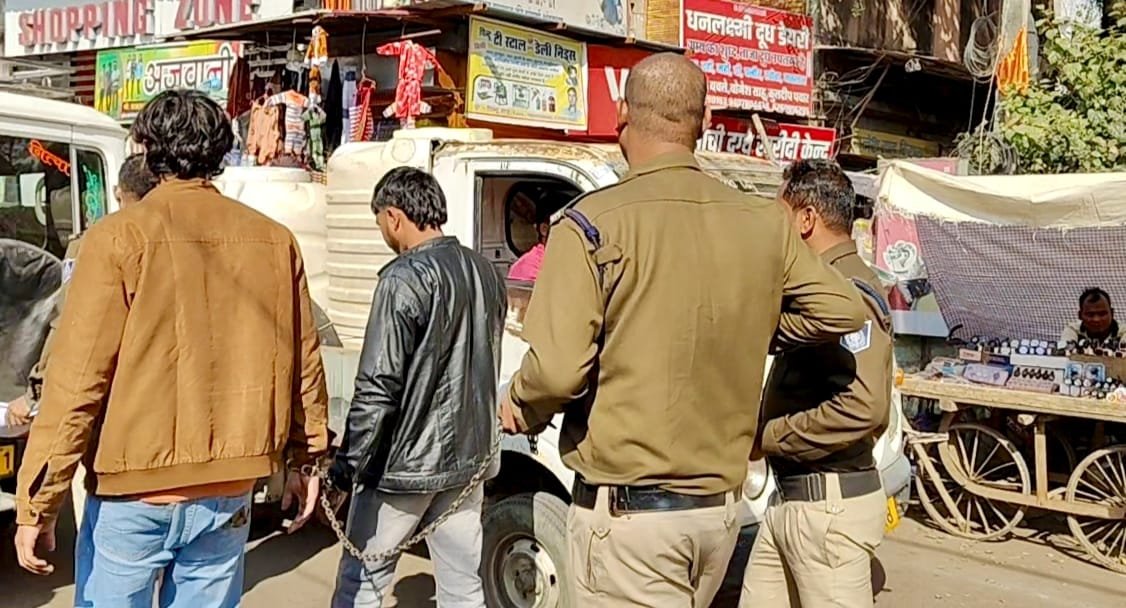 पुलिस ने गुंडागर्दी के दो आरोपियों को हथकड़ी लगाकर न्यायालय में किया पेश 1 पुलिस ने गुंडागर्दी के दो आरोपियों को हथकड़ी लगाकर न्यायालय में किया पेश | New India Times