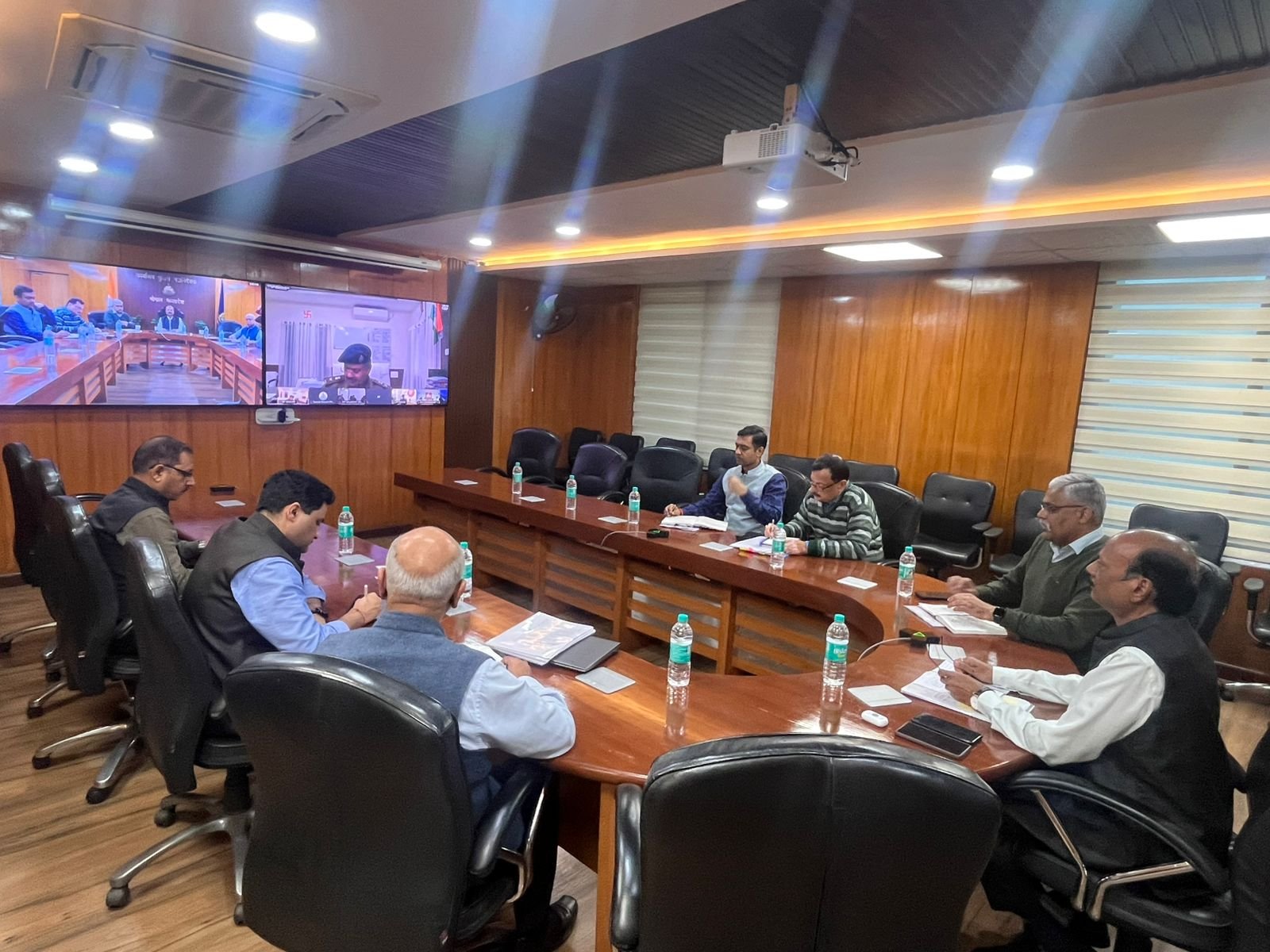 प्रदेश में कानून-व्‍यवस्‍था की स्थिति को लेकर वीडियो कान्फ्रेंसिंग के जरिए पुलिस महानिदेशक श्री कैलाश मकवाणा ने उच्च अधिकारियों के साथ की बैठक | New India Times
