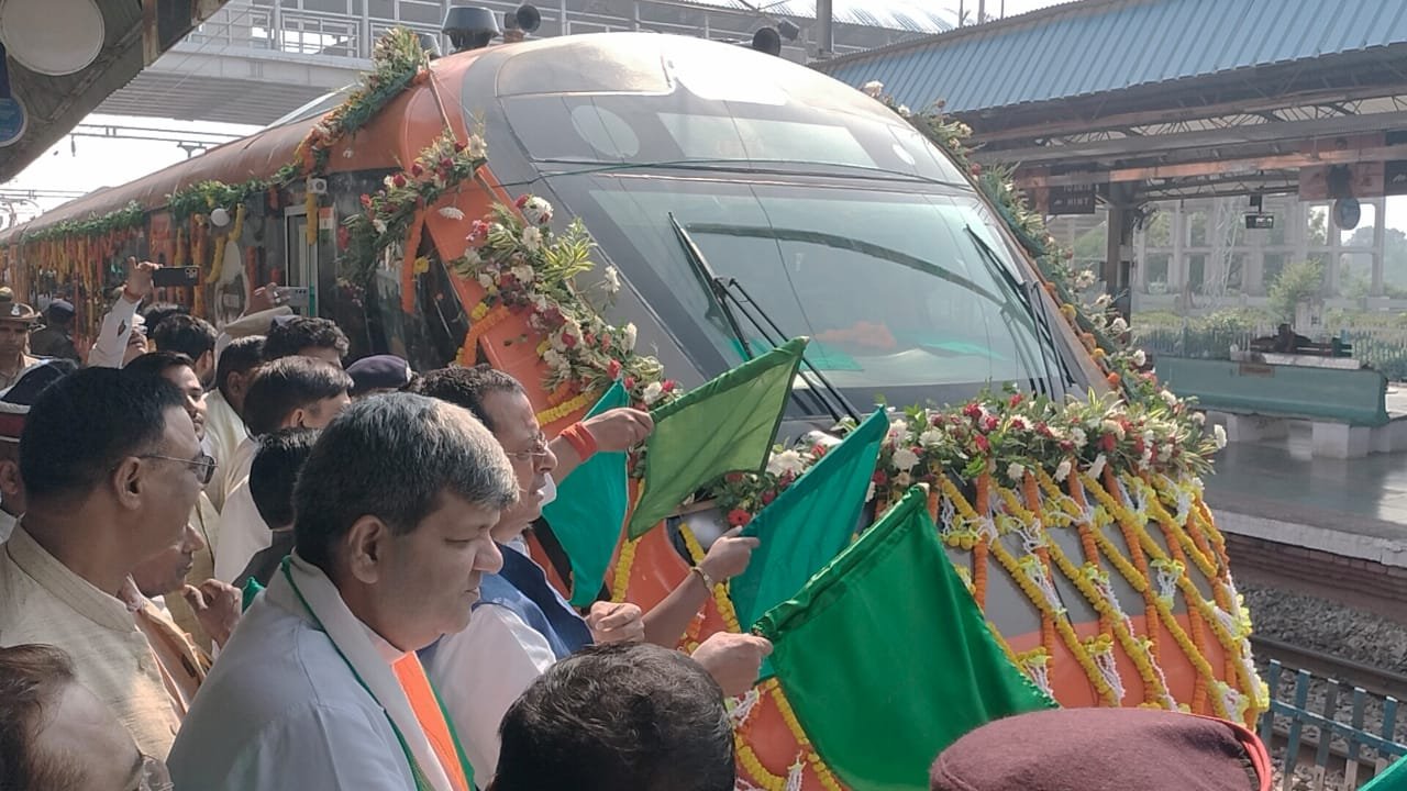 विंध्याचल धाम पहुँची वंदे भारत एक्सप्रेस, आशीष पटेल ने दिखाई हरी झंडी 1 विंध्याचल धाम पहुँची वंदे भारत एक्सप्रेस, आशीष पटेल ने दिखाई हरी झंडी | New India Times