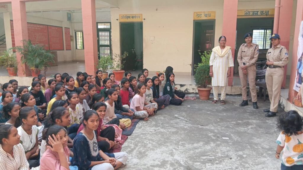 सीनियर जिला उत्कृष्ट कन्या छात्रावास में किशोरी जागरूकता अभियान, 200 छात्राओं को महिला एवं साइबर अपराध से बचाव की दी गई जानकारी | New India Times