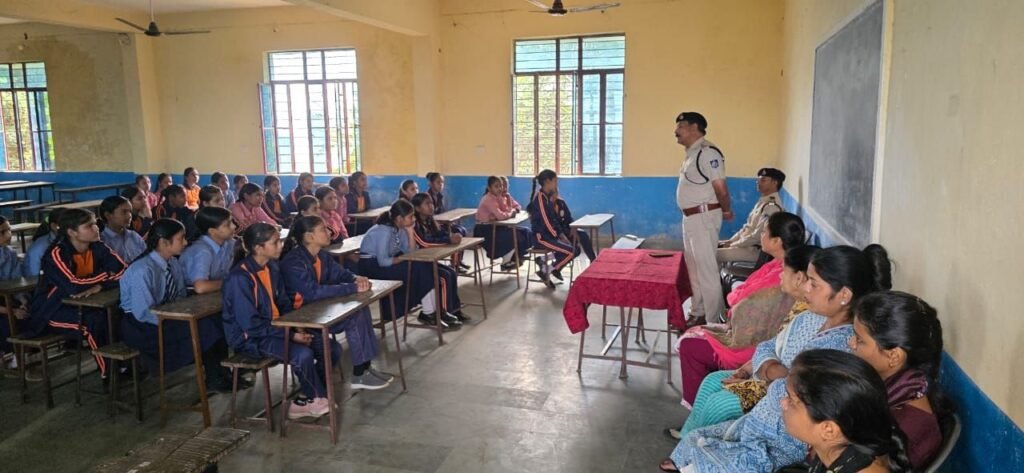 ग्वालियर पुलिस द्वारा ‘मुस्कान विशेष अभियान’ के तहत छात्र-छात्राओं को दी जा रही आत्म-सुरक्षा एवं जागरूकता की सीख 4 ग्वालियर पुलिस द्वारा ‘मुस्कान विशेष अभियान’ के तहत छात्र-छात्राओं को दी जा रही आत्म-सुरक्षा एवं जागरूकता की सीख | New India Times