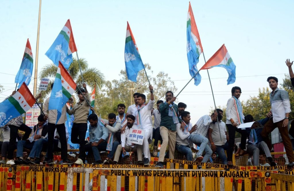 छात्र संघ चुनाव बहाली, वोट चोरी रोकने एवं निजी विश्वविद्यालयों में फर्जीवाड़े के खिलाफ एनएसयूआई ने भोपाल में किया जोरदार प्रदर्शन | New India Times