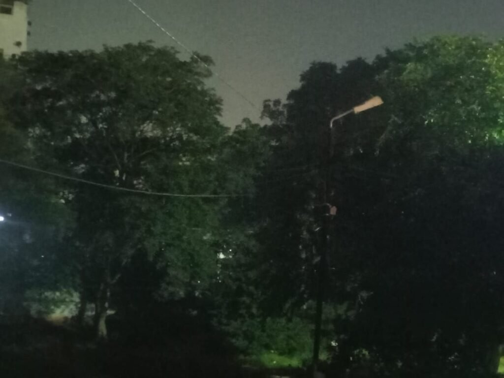 भोपाल के बाग फरहत अफ़ज़ा कब्रिस्तान में बड़ी लापरवाही, जनाज़ा शेड में लाइट तक नहीं | New India Times