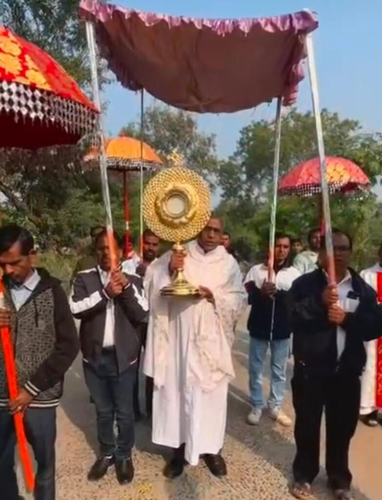 संत अर्नोल्ड चर्च मेघनगर में श्रद्धा और भक्ति के साथ मनाया गया ख्रीस्त राजा पर्व 3 संत अर्नोल्ड चर्च मेघनगर में श्रद्धा और भक्ति के साथ मनाया गया ख्रीस्त राजा पर्व | New India Times