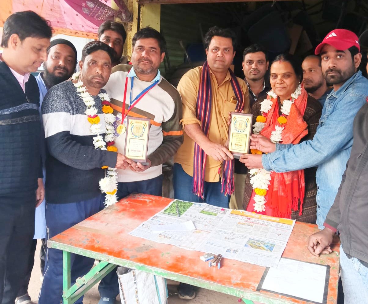 SIR प्रक्रिया में उत्कृष्ट कार्य करने वाले BLO गणेश मिश्रा एवं उनकी सहायिका नीता राय का वार्ड 16 के रहवासियों ने किया सम्मान | New India Times
