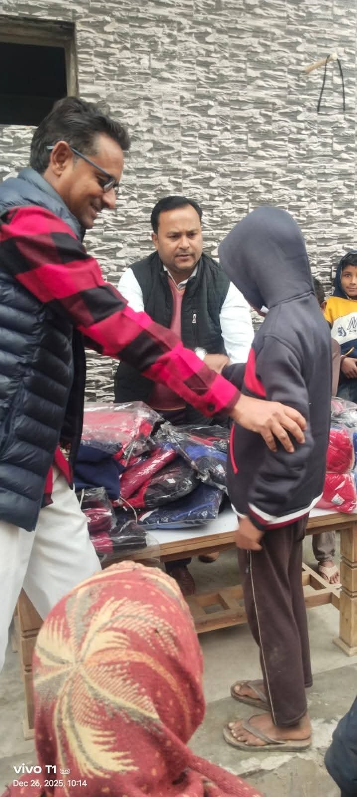 बच्चों को ठंड से बचाने के लिए सभासद शाहिद अजीज द्वारा गर्म सूट का किया गया वितरण | New India Times