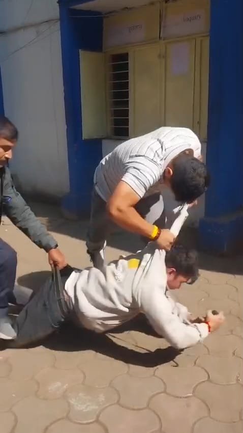 फार्मेसी काउंसिल अध्यक्ष संजय जैन द्वारा छात्र से की गई मारपीट को लेकर एनएसयूआई ने मुख्यमंत्री, मुख्य सचिव व प्रमुख सचिव को शिकायत कर तत्काल पद से हटाने की उठाई मांग | New India Times