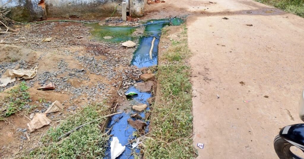 ग्राम पंचायत की लापरवाही से सफाई व्यवस्था चरमराई, बदबू से ग्रामीण परेशान 2 ग्राम पंचायत की लापरवाही से सफाई व्यवस्था चरमराई, बदबू से ग्रामीण परेशान | New India Times