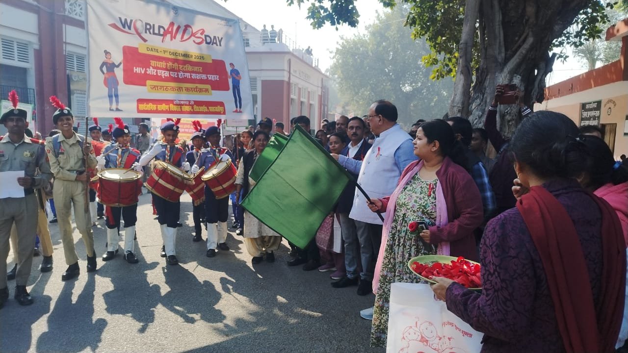 विश्व एड्स दिवस पर जनजागरूकता रैली को सीडीओ ने हरी झंडी दिखाकर किया रवाना 1 विश्व एड्स दिवस पर जनजागरूकता रैली को सीडीओ ने हरी झंडी दिखाकर किया रवाना | New India Times