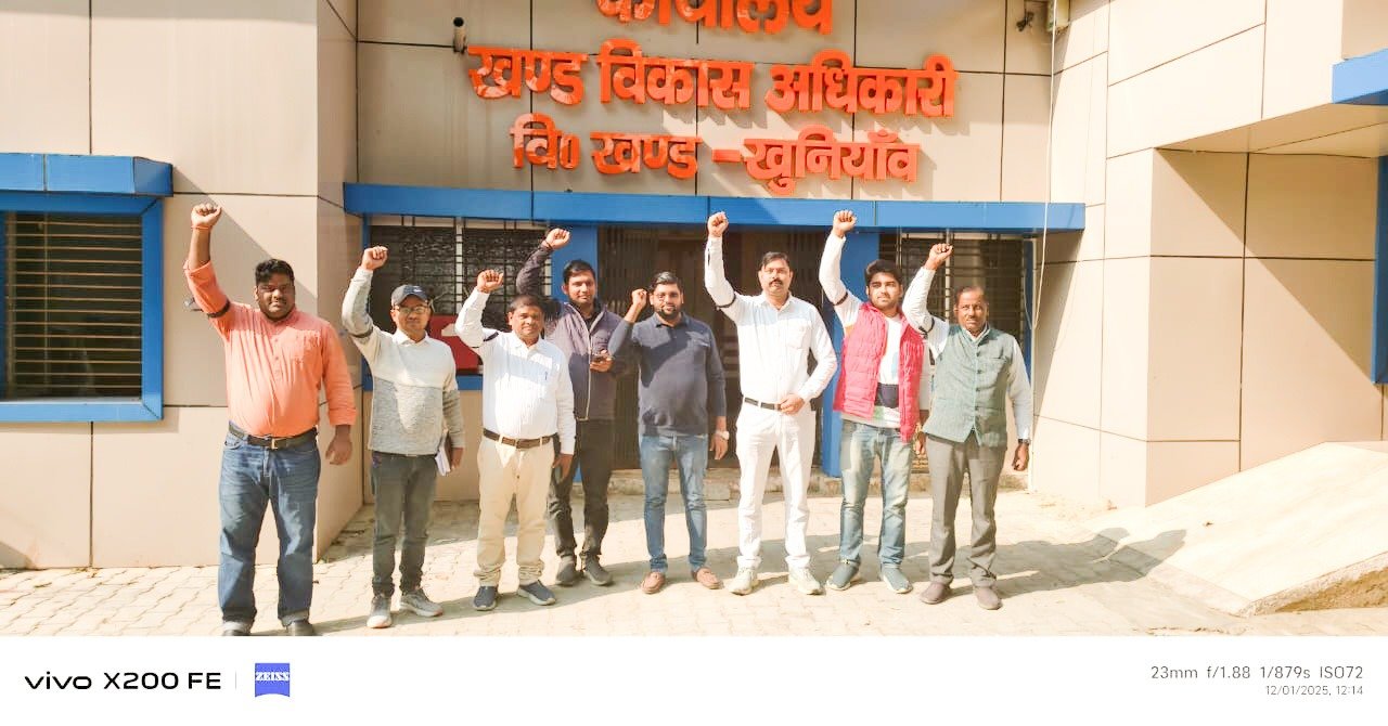 ऑनलाइन हाजिरी के विरोध में सचिवों का काली पट्टी बांधकर शांतिपूर्ण सत्याग्रह आंदोलन | New India Times