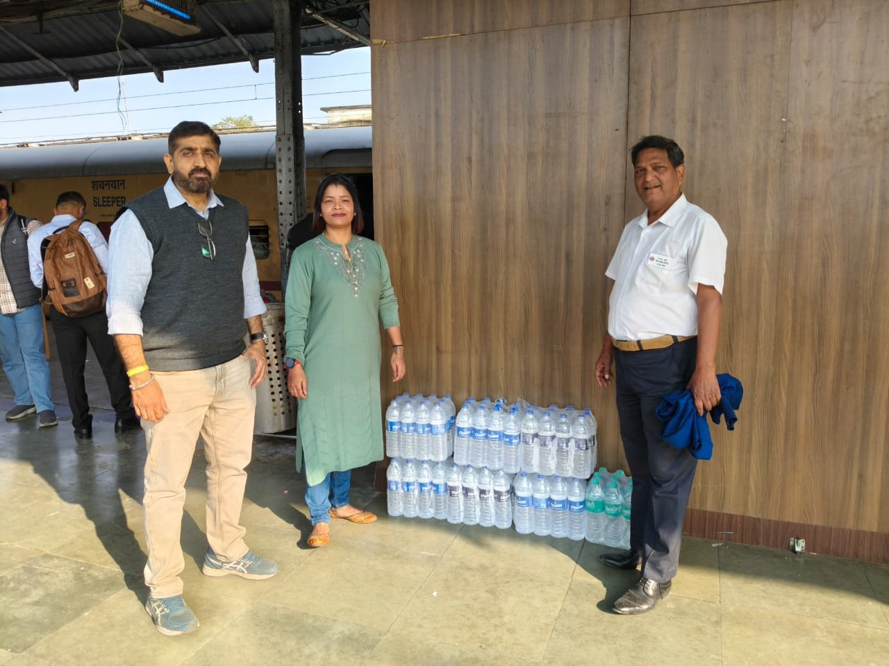 भोपाल स्टेशन पर कुशीनगर एक्सप्रेस के पेंट्रीकार का औचक निरीक्षण के दौरान अवैध ब्रांड का पानी किया गया जप्त | New India Times