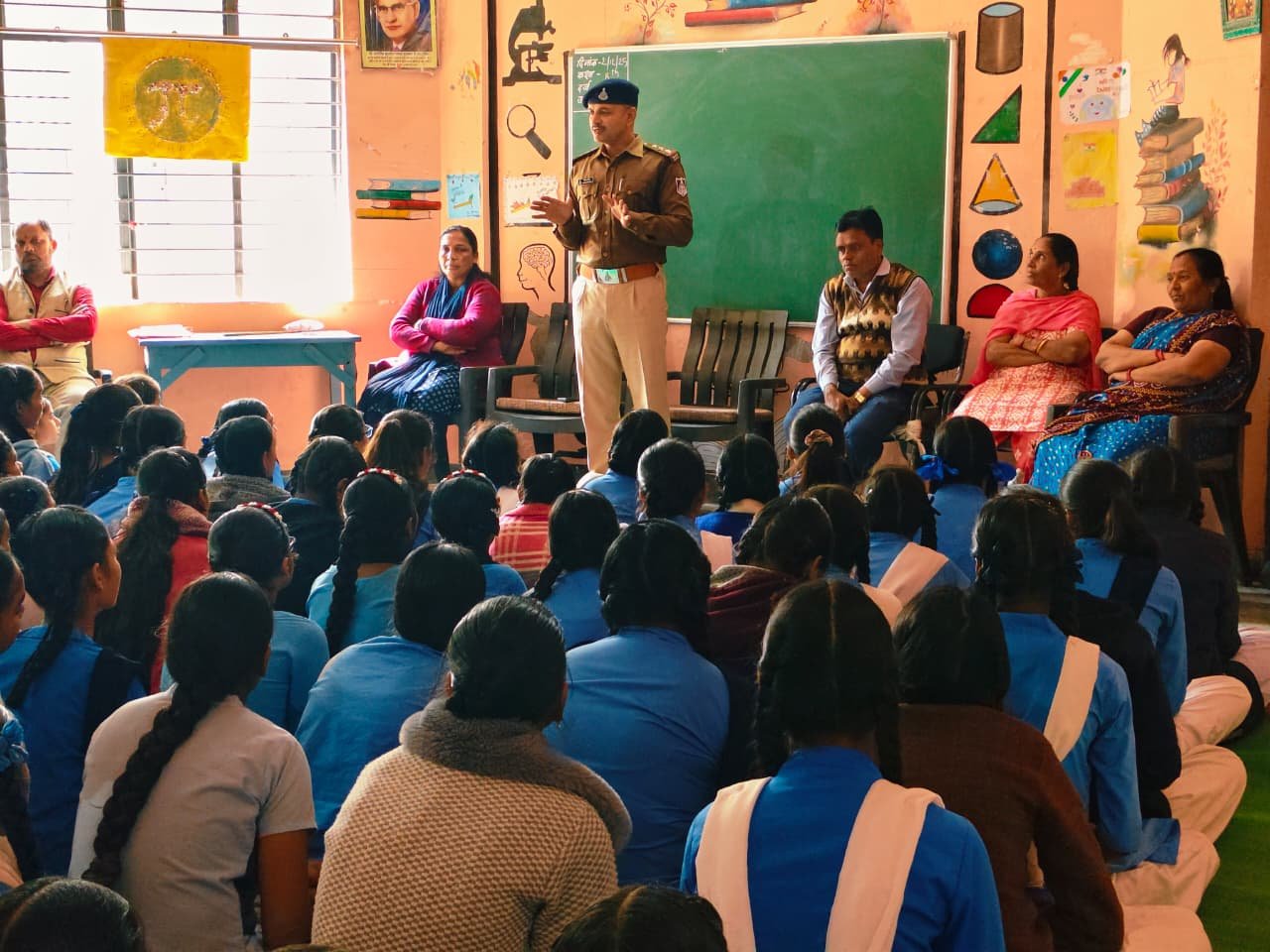 विशेष यातायात जागरूकता अभियान: बुरहानपुर पुलिस ने स्कूलों व कॉलेजों में दिए सड़क सुरक्षा के महत्वपूर्ण संदेश | New India Times