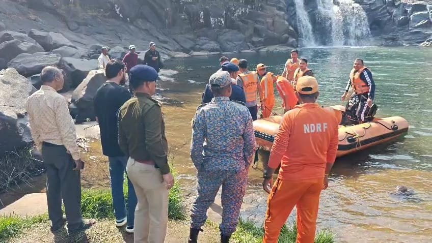 पत्नी के साथ घूमने आए युवक का झिगंरिया वॉटरफॉल में डूबने से मौत 2 पत्नी के साथ घूमने आए युवक का झिगंरिया वॉटरफॉल में डूबने से मौत | New India Times