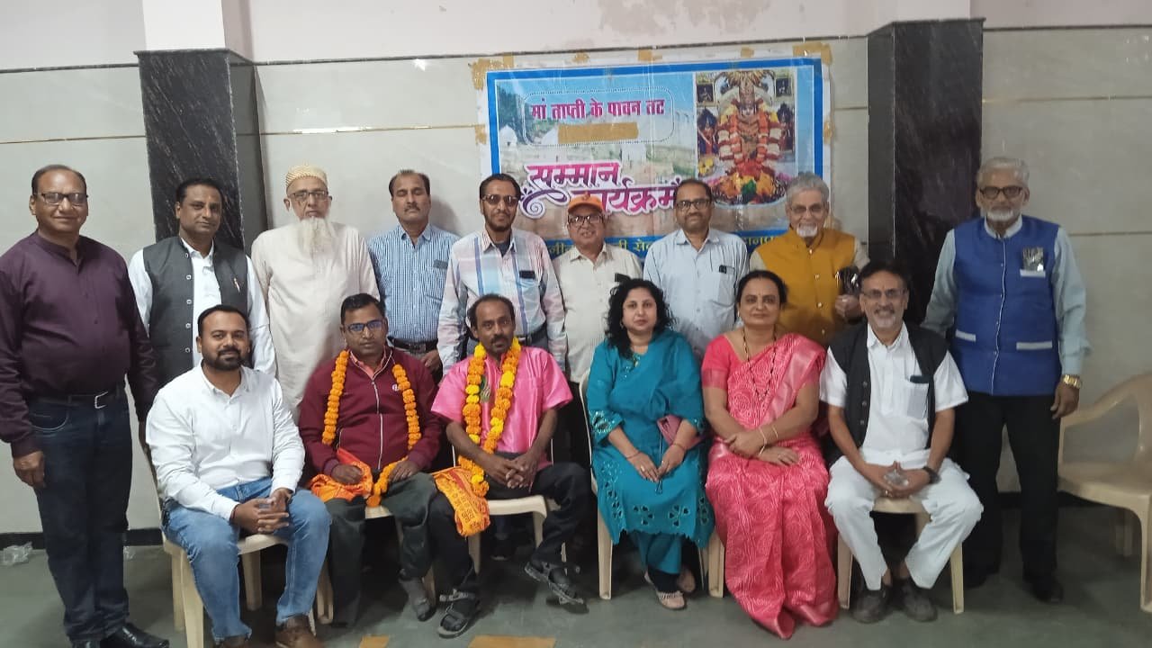 अंतर्राष्ट्रीय विकलांग दिवस पर ताप्ती सेवा समिति द्वारा मूर्तिकार अजय अयरे और भरत मराठी का किया गया सम्मान 1 अंतर्राष्ट्रीय विकलांग दिवस पर ताप्ती सेवा समिति द्वारा मूर्तिकार अजय अयरे और भरत मराठी का किया गया सम्मान | New India Times