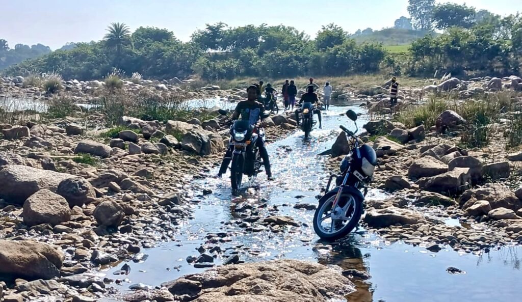 खैरमंडल के ग्रामीण जान की बाजी लगाकर करते हैं नदी पार, सांसद से लगाई गई गुहार कब होगी पूरी? | New India Times