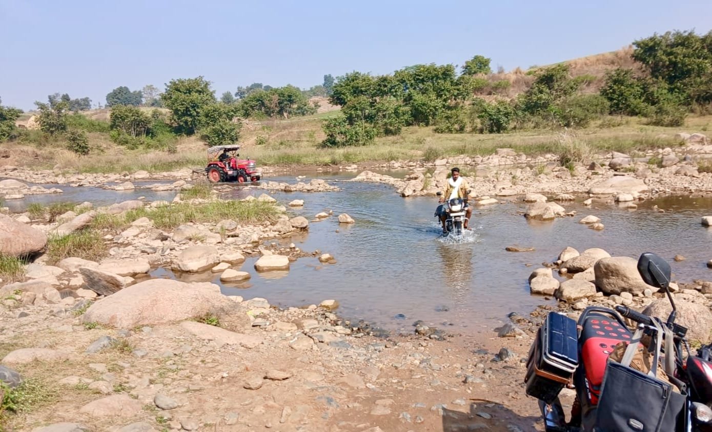 खैरमंडल के ग्रामीण जान की बाजी लगाकर करते हैं नदी पार, सांसद से लगाई गई गुहार कब होगी पूरी? | New India Times