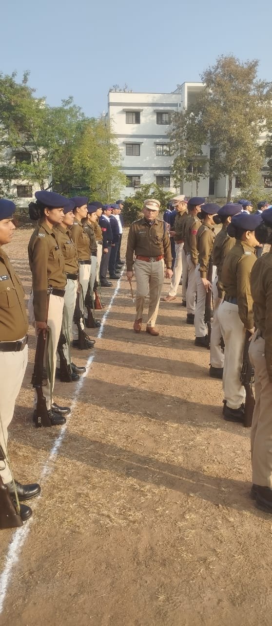 एसपी देवेंद्र पाटीदार ने जनरल परेड का निरीक्षण कर उत्कृष्ट पुलिसकर्मियों को सम्मानित किया, समस्याओं के निराकरण हेतु पुलिस दरबार लगाने के निर्देश | New India Times