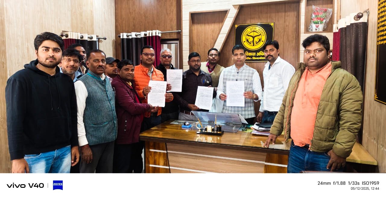 सचिवों ने मुख्यमंत्री को सम्बोधित 10 सूत्रीय मांगों का ज्ञापन खण्ड विकास अधिकारी को सौंपा | New India Times