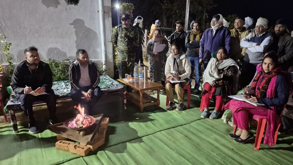 कड़ाके की ठंड के बीच जलते अलावे के सहज वातावरण में रात्रि चौपाल कलेक्टर ने सुनी ग्रामीणों की समस्याएं | New India Times