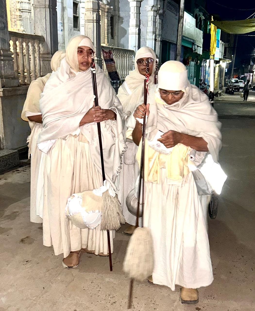 साध्वी श्री आदि ठाना चार का मोहनखेड़ा म्यूजियम की ओर उग्र विहार | New India Times