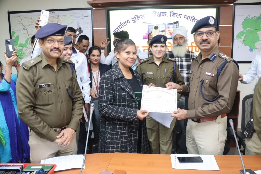 साइबर सेल ग्वालियर की बड़ी उपलब्धि: 736 गुम मोबाइल बरामद, नागरिकों को मिली राहत | New India Times