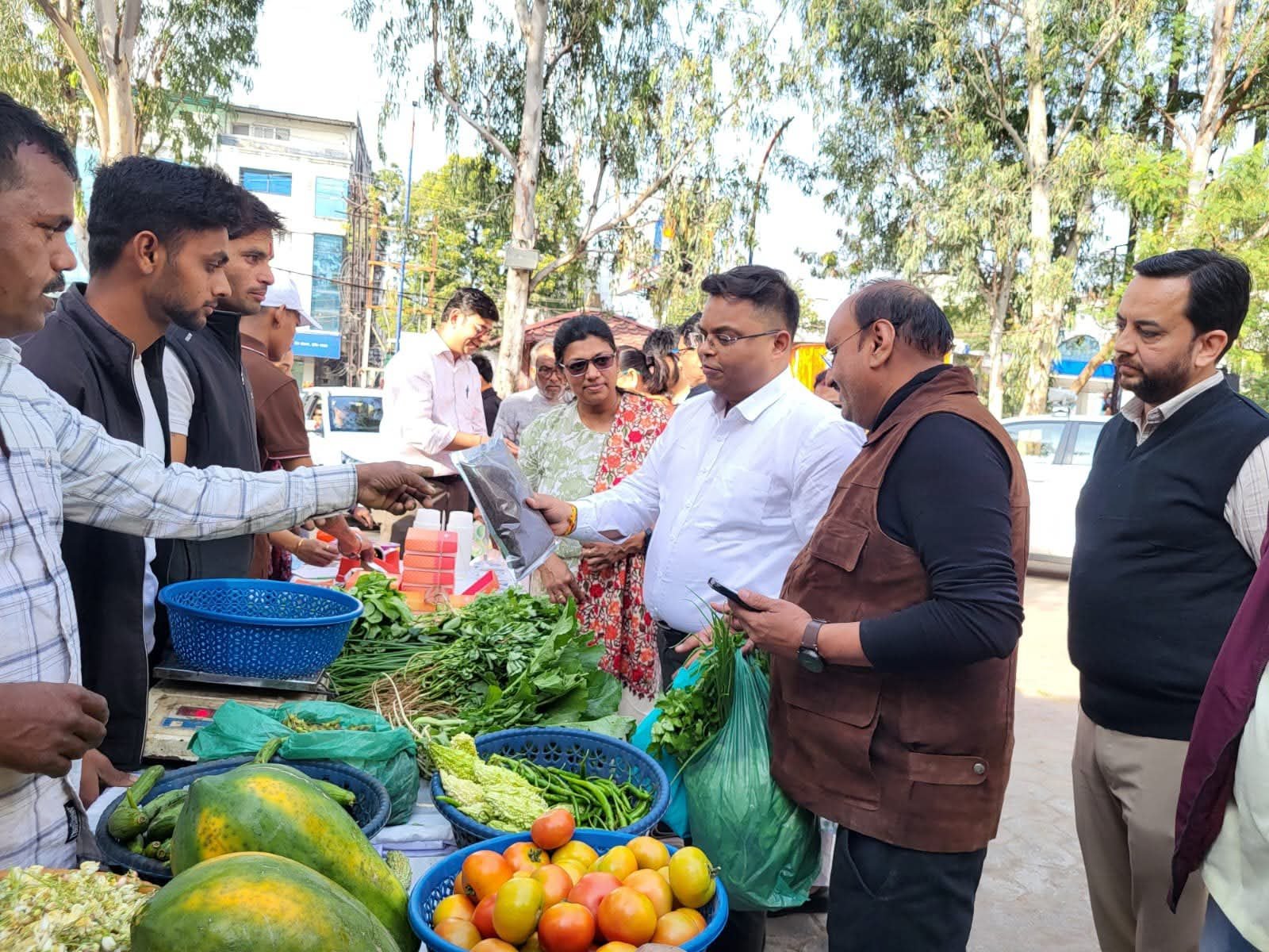 कलेक्टर शिवम वर्मा ने जैविक हाट विक्रय केंद्र का किया निरीक्षण, किसानों को हर सप्ताह मिलेगी बिक्री सुविधा 1 कलेक्टर शिवम वर्मा ने जैविक हाट विक्रय केंद्र का किया निरीक्षण, किसानों को हर सप्ताह मिलेगी बिक्री सुविधा | New India Times