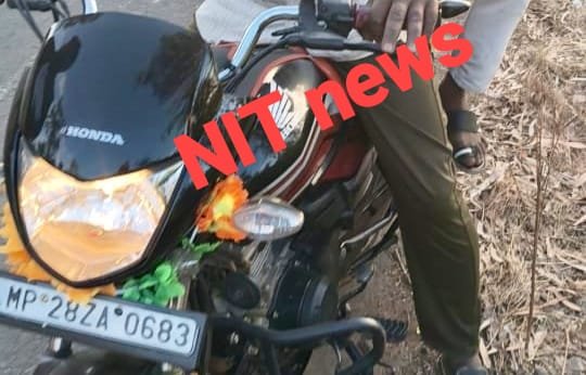 डूंगरिया पुलिस की बड़ी कार्रवाई: मोटरसाइकिल से ले जाई जा रही 53 लीटर कच्ची महुआ शराब जब्त, दो आरोपी गिरफ्तार | New India Times