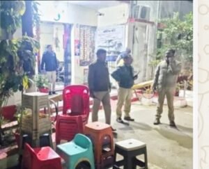 छिंदवाड़ा पुलिस की सख्ती: सड़क किनारे बैठे शरारती तत्वों को खदेड़ा, अवैध ठेलियाँ जब्त 2 छिंदवाड़ा पुलिस की सख्ती: सड़क किनारे बैठे शरारती तत्वों को खदेड़ा, अवैध ठेलियाँ जब्त | New India Times