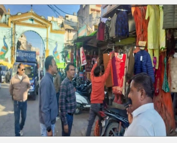 छिंदवाड़ा पुलिस की सख्ती: सड़क किनारे बैठे शरारती तत्वों को खदेड़ा, अवैध ठेलियाँ जब्त 1 छिंदवाड़ा पुलिस की सख्ती: सड़क किनारे बैठे शरारती तत्वों को खदेड़ा, अवैध ठेलियाँ जब्त | New India Times